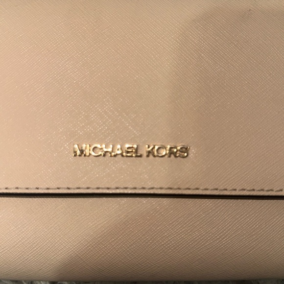 Michael Kors Saffiano Leather 3 in 1 Crossbody with strap. - Picture 2 of 4
